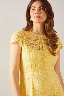 Robe Mi-Longue Ajustée et Évasée en Dentelle