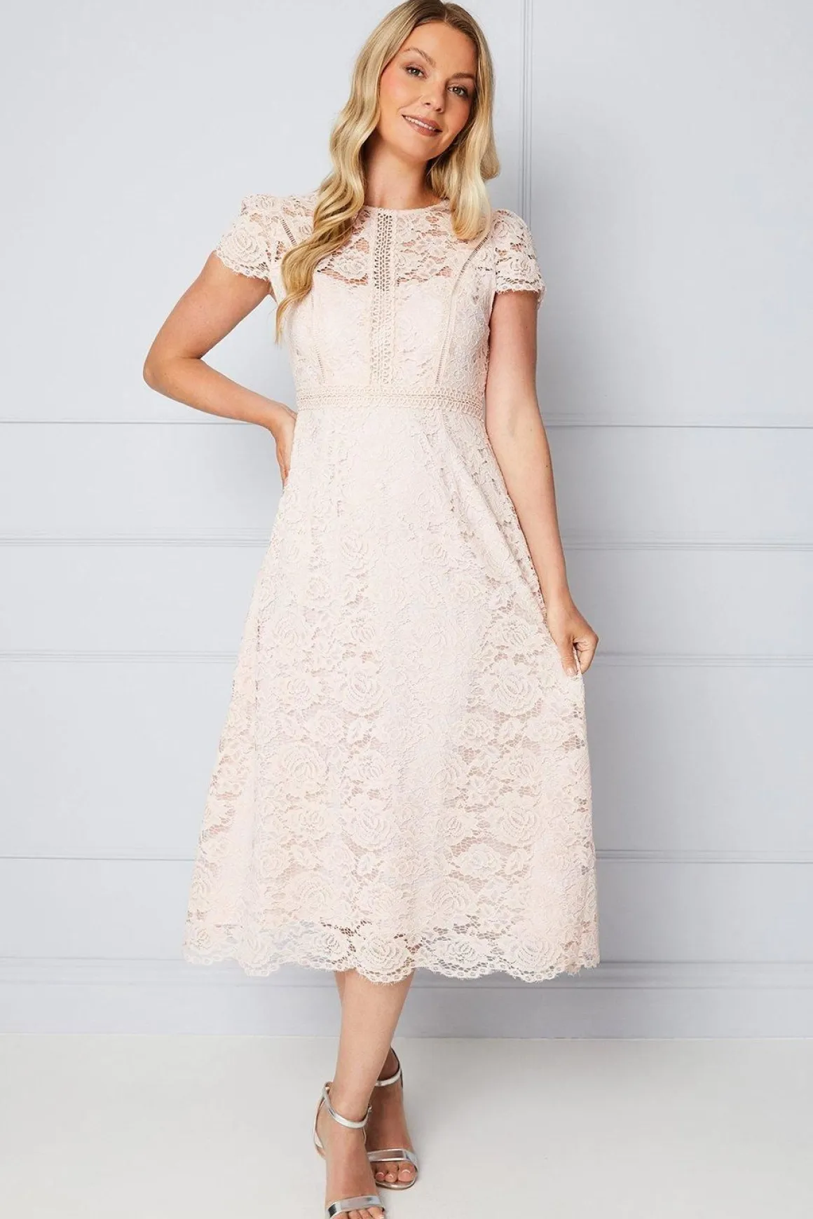 Robe Mi-Longue Ajustée et Évasée en Dentelle