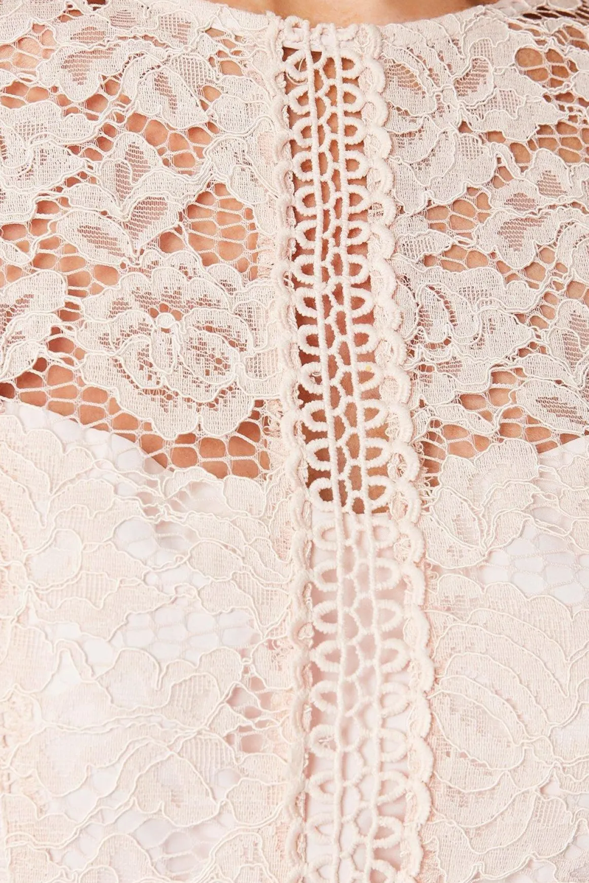 Robe Mi-Longue Ajustée et Évasée en Dentelle