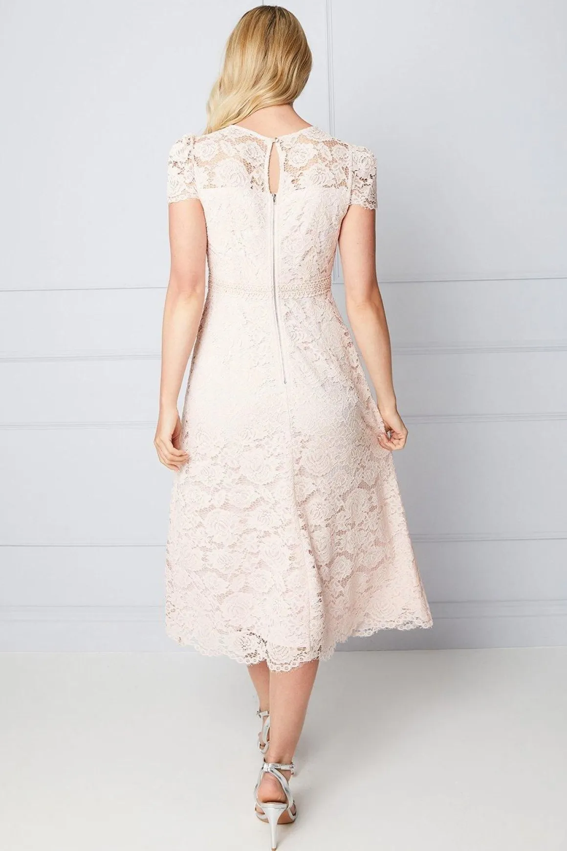 Robe Mi-Longue Ajustée et Évasée en Dentelle