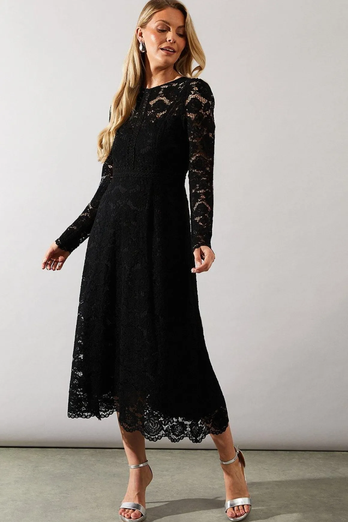 Robe Mi-Longue Ajustée et Évasée en Dentelle