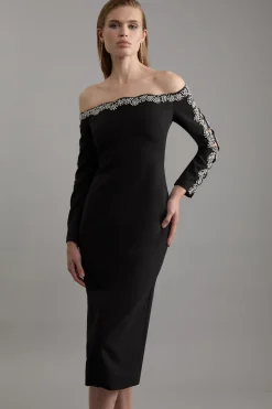 Robe mi-longue Bardot tailleur ornée de cristaux et à bords effilochés