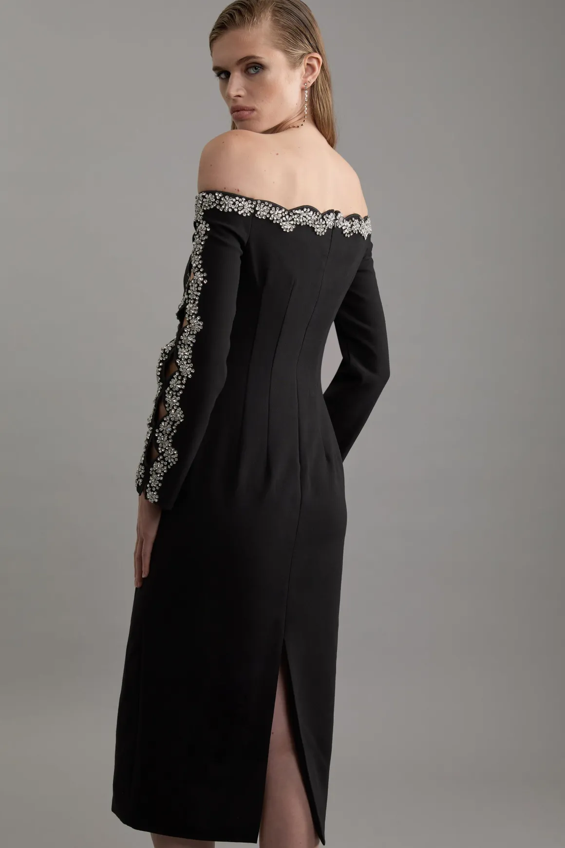 Robe mi-longue Bardot tailleur ornée de cristaux et à bords effilochés