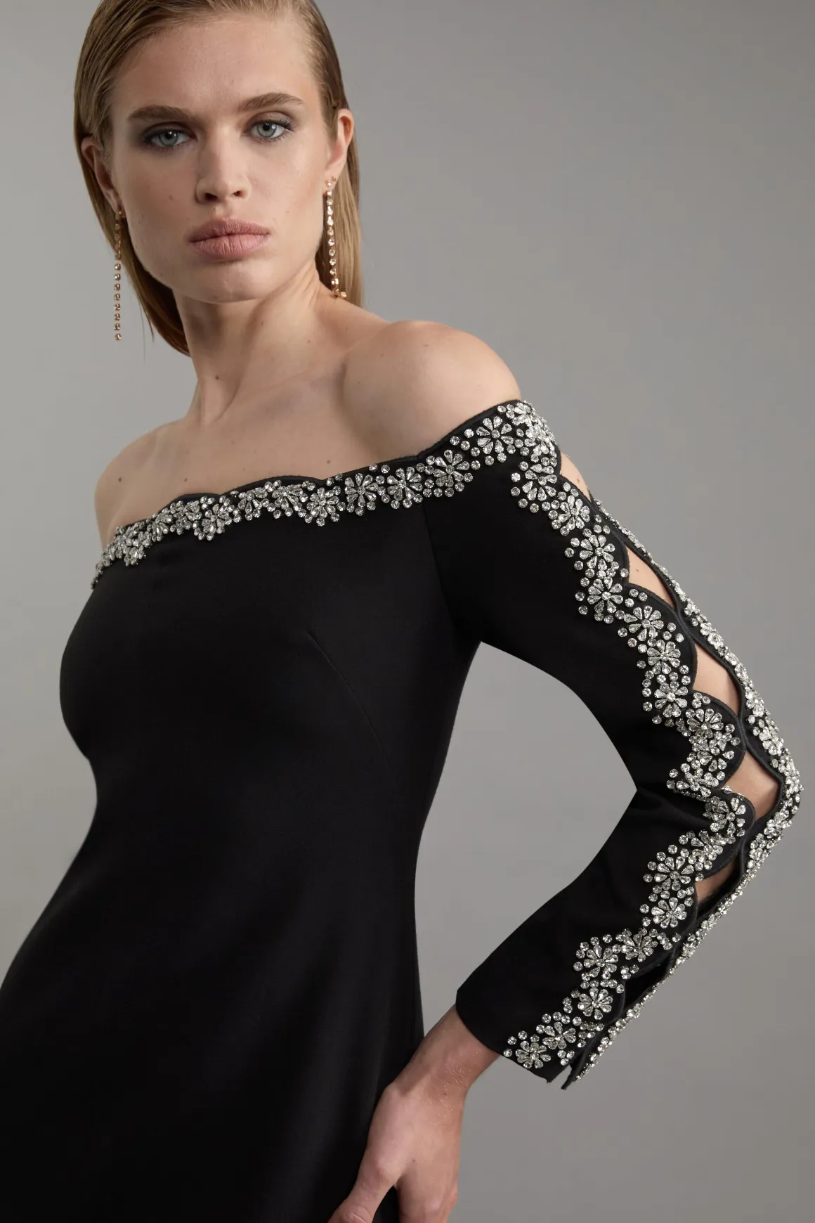 Robe mi-longue Bardot tailleur ornée de cristaux et à bords effilochés