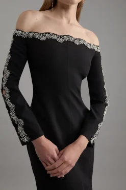Robe mi-longue Bardot tailleur ornée de cristaux et à bords effilochés