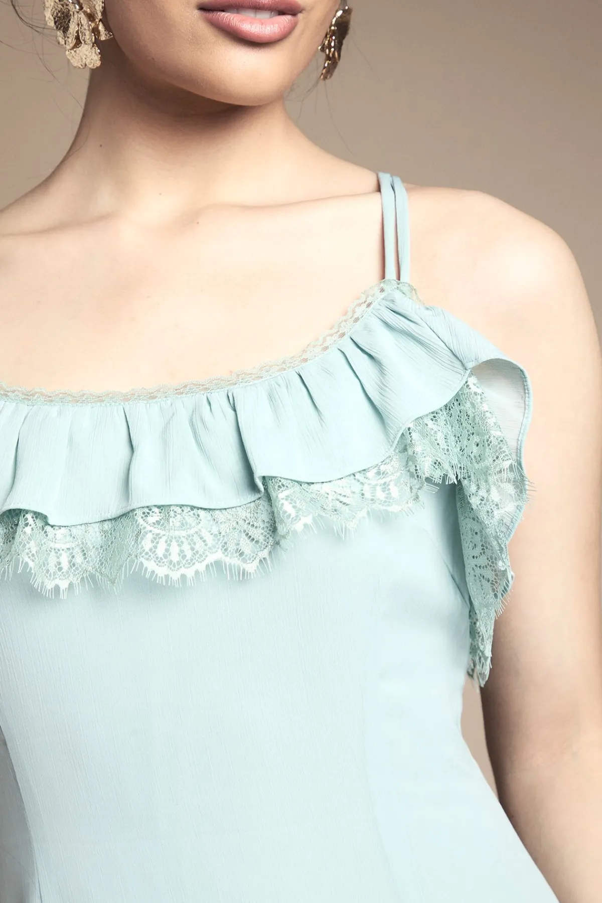 Oasis Robe Mi-longue À Bretelles Avec Détail Cape Et Volants<Femme Robes|Toutes Les Robes