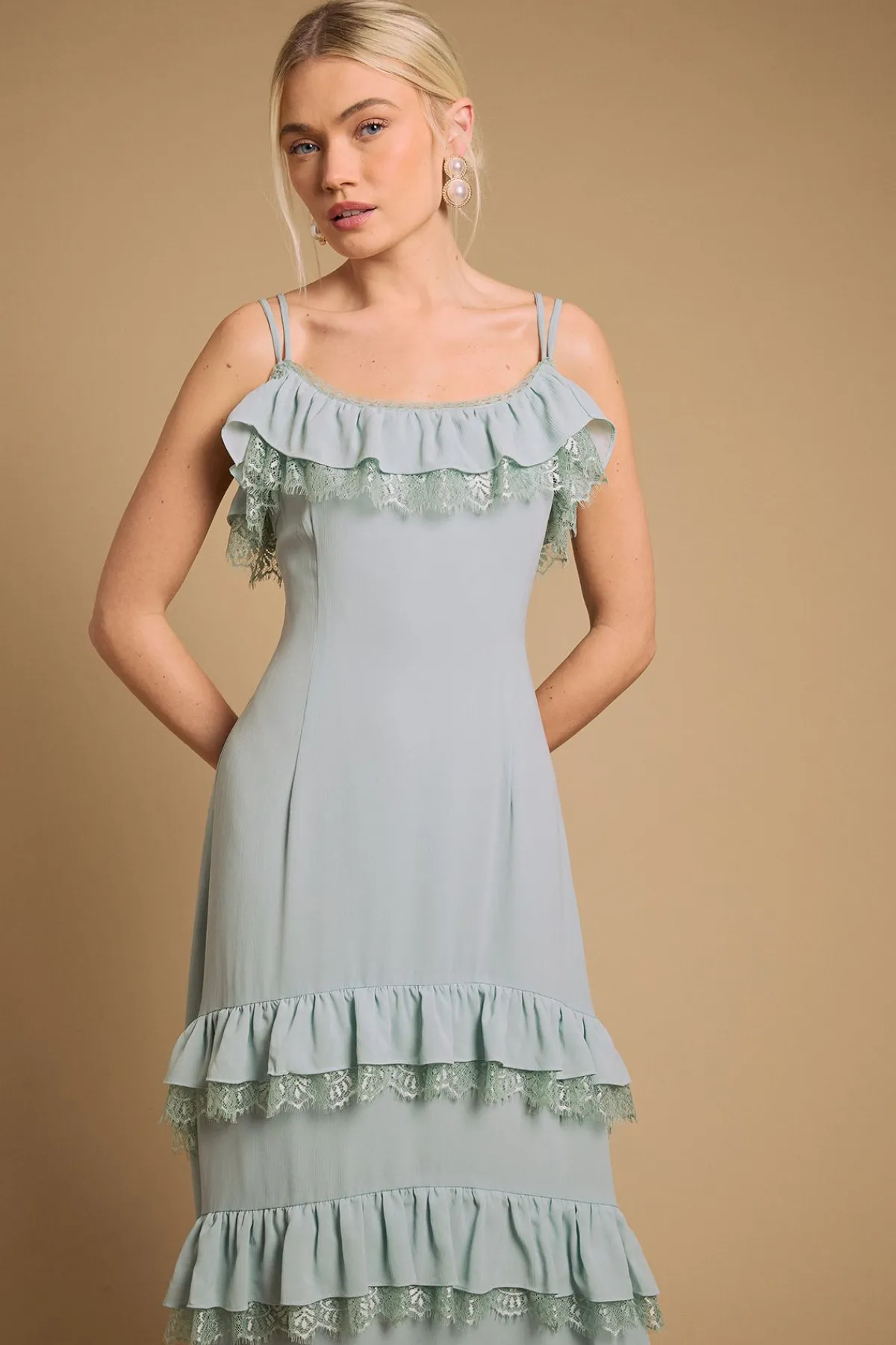 Oasis Robe Mi-longue À Bretelles Avec Détail Cape Et Volants<Femme Robes|Toutes Les Robes