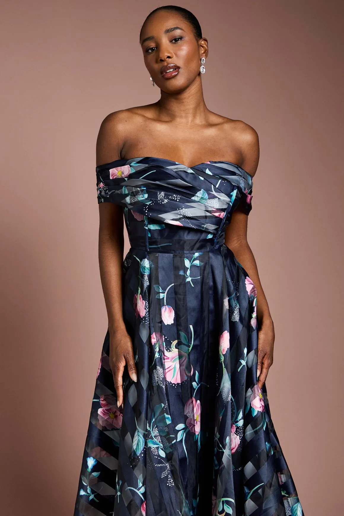 Robe Mi-Longue à Bustier Plissé en Organza Rayé
