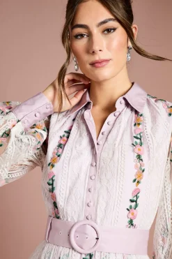 Robe Mi-Longue Ceinturée à Manches Bouffantes en Maille Brodée et Dentelle