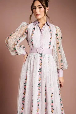 Robe Mi-Longue Ceinturée à Manches Bouffantes en Maille Brodée et Dentelle