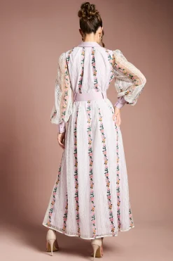 Robe Mi-Longue Ceinturée à Manches Bouffantes en Maille Brodée et Dentelle