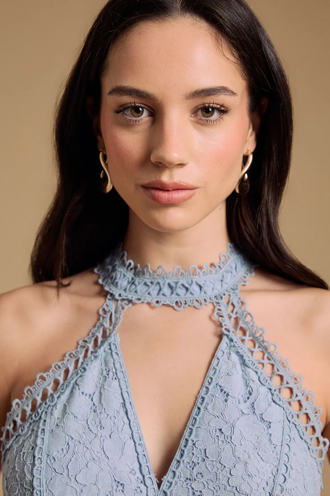 Robe Mi-longue À Col Licou Étagée En Dentelle