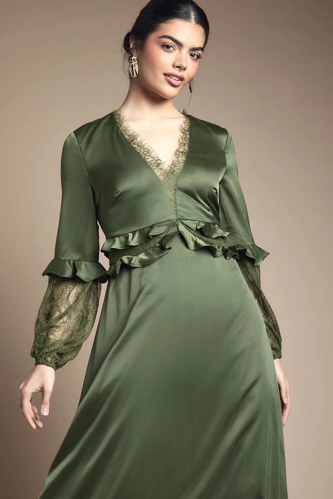 Robe Mi-Longue Col V à Manches en Dentelle et Taille Froncée