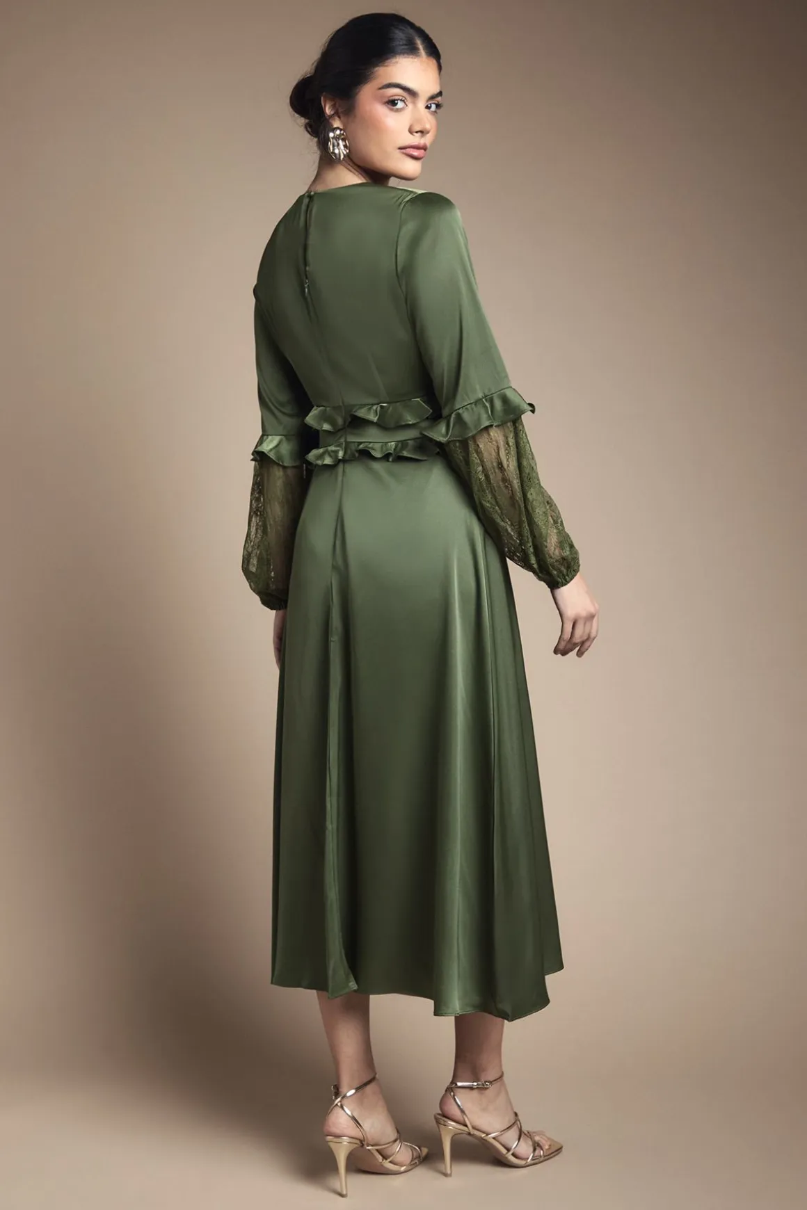 Robe Mi-Longue Col V à Manches en Dentelle et Taille Froncée