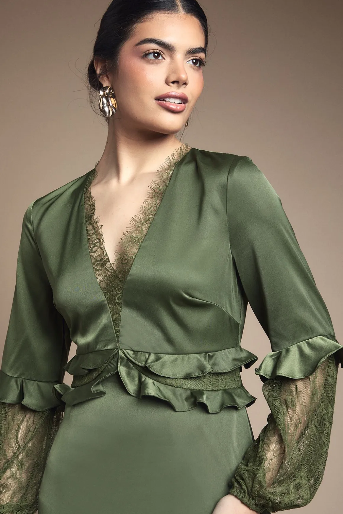 Robe Mi-Longue Col V à Manches en Dentelle et Taille Froncée