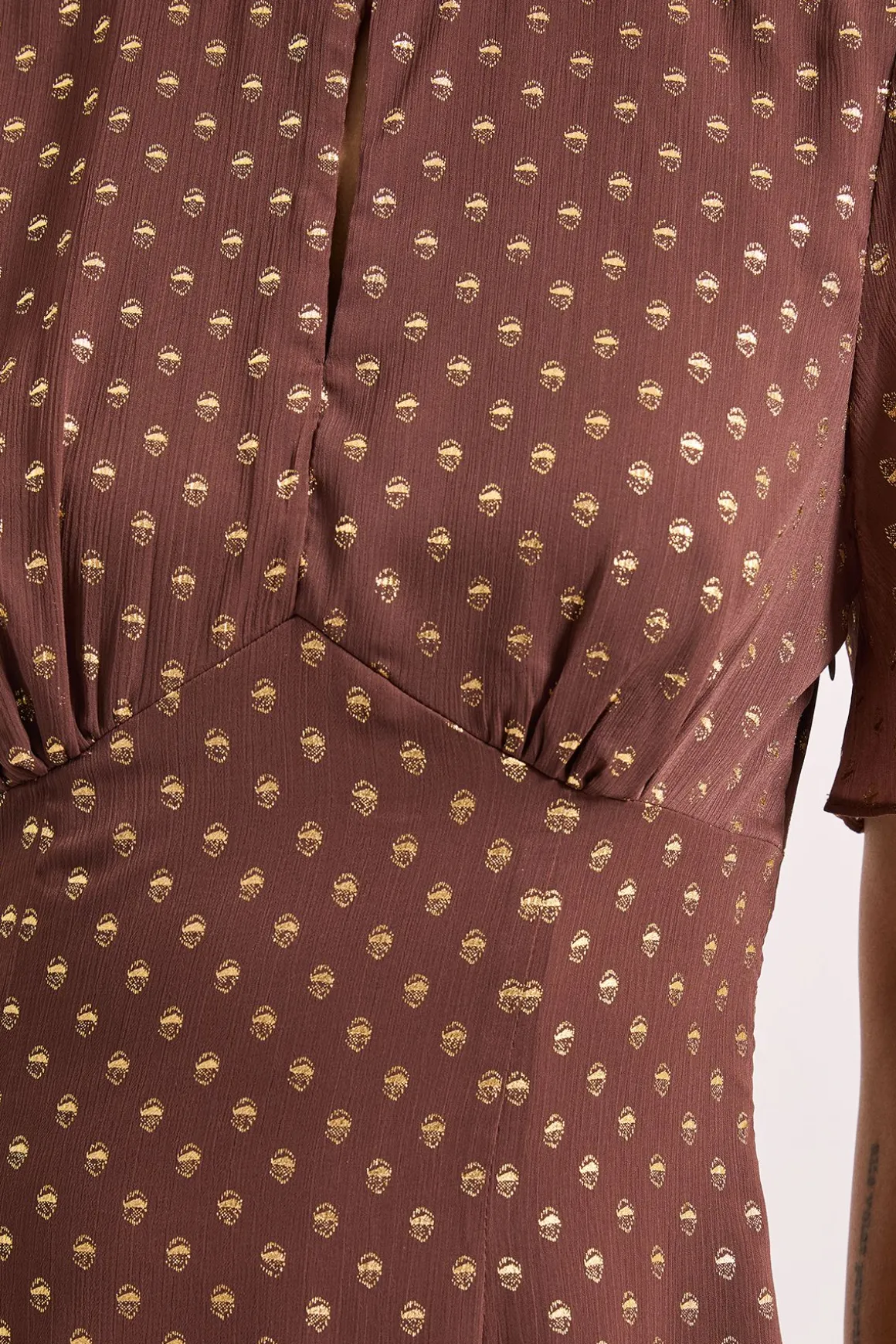 Robe Mi-longue DP Luxe en Mousseline à Pois Métallisés avec Ourlet à Volants
