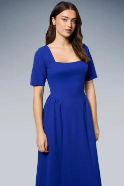 Robe Mi-longue à Encolure Carrée avec Détails de Coutures