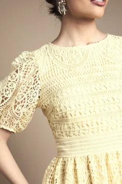 Robe Mi-longue En Dentelle À Manches Bouffantes