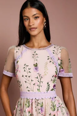Robe Mi-Longue en Maille Brodée avec Détails de Dentelle Petite Taille