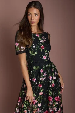 Robe Mi-Longue en Maille Brodée avec Détails de Dentelle