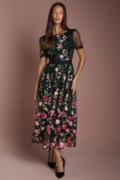 Robe Mi-Longue en Maille Brodée avec Détails de Dentelle