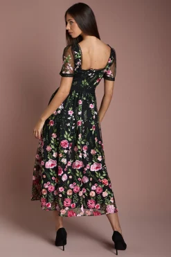 Robe Mi-Longue en Maille Brodée avec Détails de Dentelle
