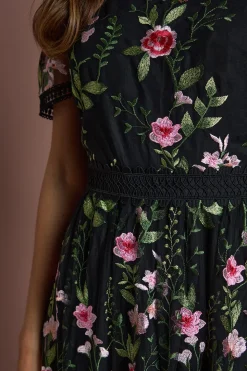 Robe Mi-Longue en Maille Brodée avec Détails de Dentelle