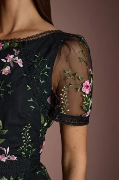 Robe Mi-Longue en Maille Brodée avec Détails de Dentelle