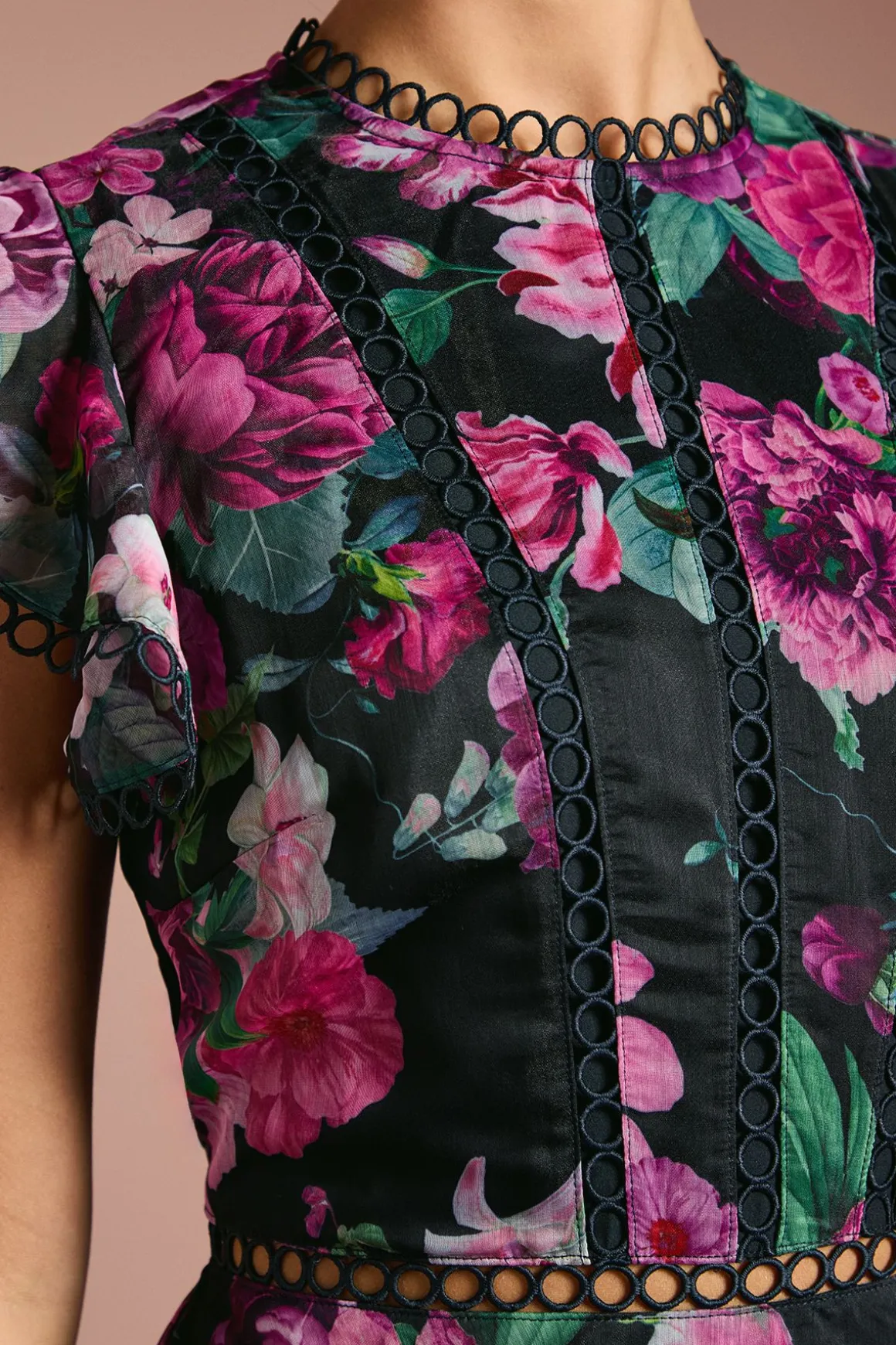 Robe Mi-Longue en Organza à Volants avec Finitions en Dentelle