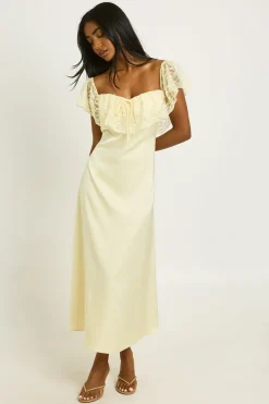 Robe Mi-Longue En Satin Avec Dentelle Et Décolleté Bardot
