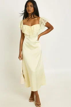 Robe Mi-Longue En Satin Avec Dentelle Et Décolleté Bardot