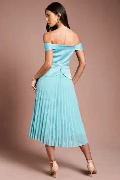 Robe Mi-longue en Satin avec Haut Bardot et Jupe Plissée