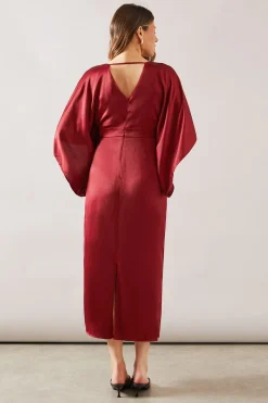 Robe Mi-Longue en Satin à Manches Cape