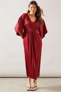 Robe Mi-Longue en Satin à Manches Cape