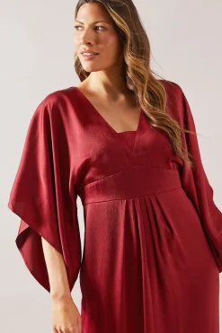 Robe Mi-Longue en Satin à Manches Cape