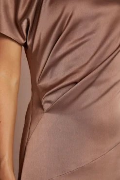 Robe Mi-longue En Satin À Épaules Dénudées Et Ourlet Asymétrique