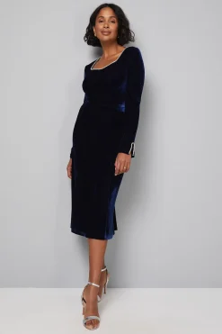 Robe Mi-Longue en Velours à Décolleté Cœur Ornée
