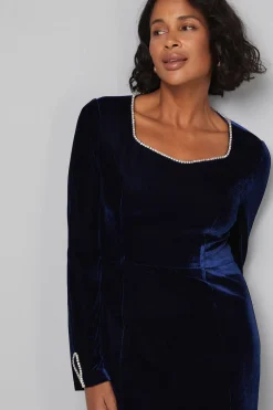 Robe Mi-Longue en Velours à Décolleté Cœur Ornée