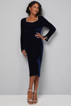 Robe Mi-Longue en Velours à Décolleté Cœur Ornée
