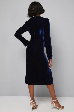 Robe Mi-Longue en Velours à Décolleté Cœur Ornée
