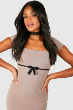 Robe mi-longue à manches capées et nœud