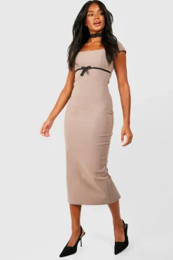 Robe mi-longue à manches capées et nœud