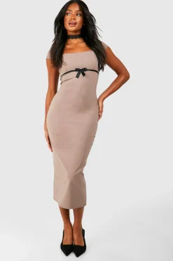 Robe mi-longue à manches capées et nœud