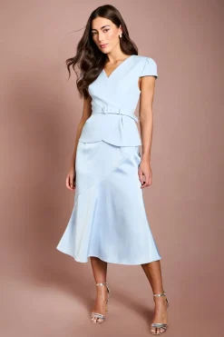Robe Mi-longue À Manches Courtes Avec Haut Cache-cœur Et Jupe En Satin