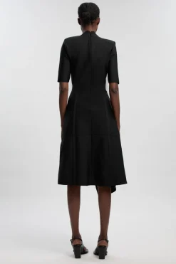 Robe Mi-Longue Moulante Bandage Asymétrique en Maille