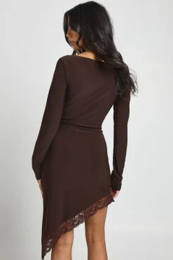 boohoo Robe Mi-Longue Moulante à Encolure Bateau et Ourlet en Dentelle<Femme Looks Chocolat|Satin Et Dentelle