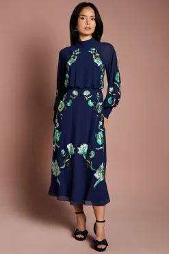 Robe Mi-Longue Petite à Col Montant et Manches Longues avec Broderies Florales