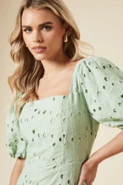 Robe Mi-Longue Petite DP Luxe à Manches Bouffantes en Dentelle