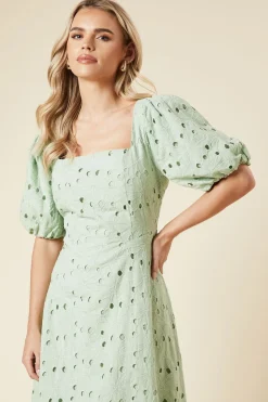 Robe Mi-Longue Petite DP Luxe à Manches Bouffantes en Dentelle