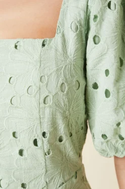 Robe Mi-Longue Petite DP Luxe à Manches Bouffantes en Dentelle
